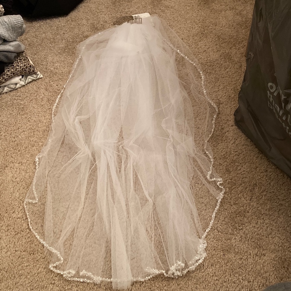 NWT White Bridal Veil pearl bead edge and matching blusher with Combs